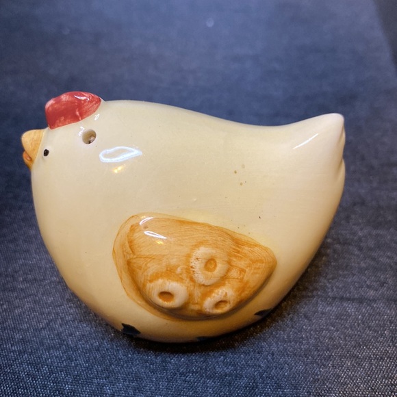 Cute Hen and Rooster Salt andPepper Shakers - Picture 8 of 15